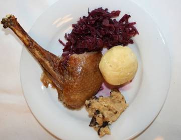 Gegrillte Gans mit Semmelfüllung Gegrillte Gans mit Semmelfüllung