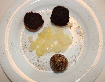 Rote Rüben in der Nusskruste mit Birnen-Ingwer-Ragout Rote Rüben in der Nusskruste mit Birnen-Ingwer-Ragout