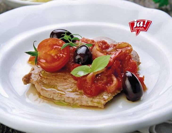 Oliven-Paradeiserkalbsschnitzel mit Kräuterpenne Oliven-Paradeiserkalbsschnitzel mit Kräuterpenne