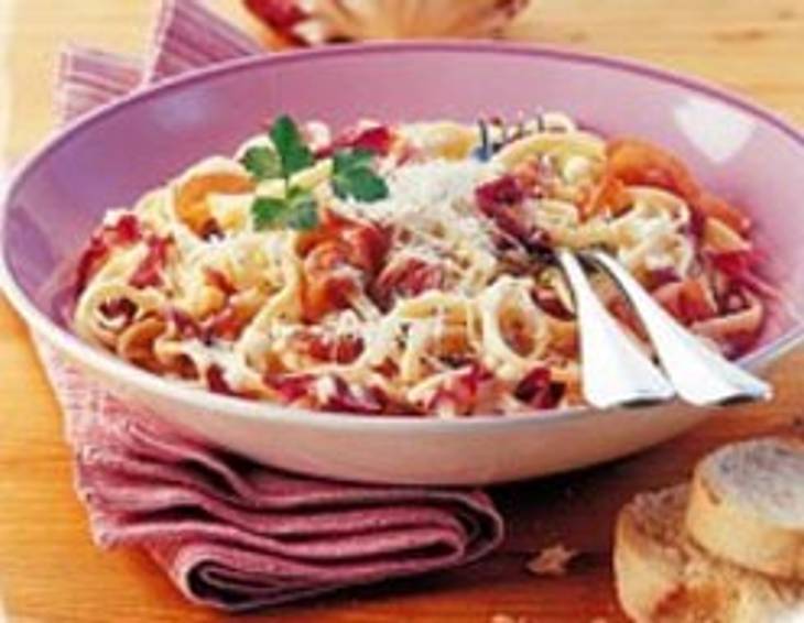 Fettuccine mit Radicchio-Schinken Sauce Fettuccine mit Radicchio-Schinken Sauce