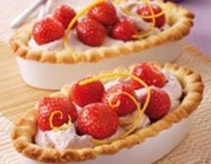 Erdbeertörtchen mit Heidelbeer-Joghurtcreme Erdbeertörtchen mit Heidelbeer-Joghurtcreme