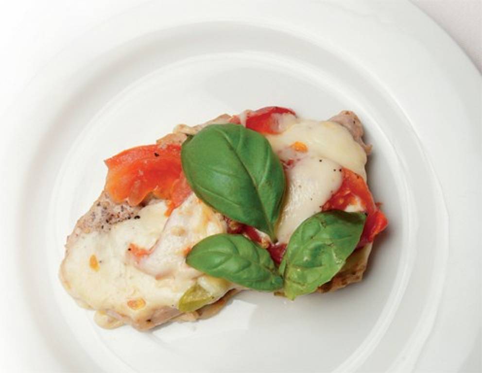 Steaks im Pizzastil mit Käse und Tomaten Steaks im Pizzastil mit Käse und Tomaten