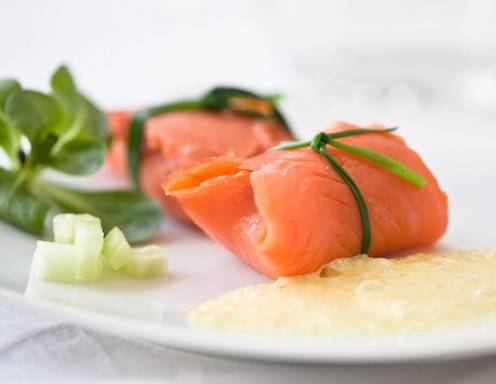 Lachspäckchen auf Safranschaum Rezept - ichkoche.at Lachspäckchen auf Safranschaum Rezept - ichkoche.at