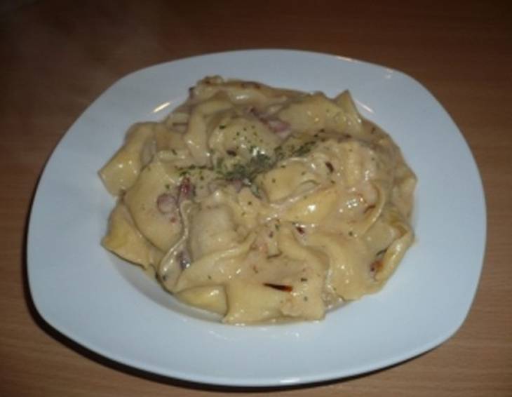 Tortellini in Speck-Käsesauce