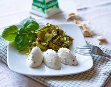 Ziegenfrischkäsenockerl auf gegrillten Zucchinistreifen Ziegenfrischkäsenockerl auf gegrillten Zucchinistreifen
