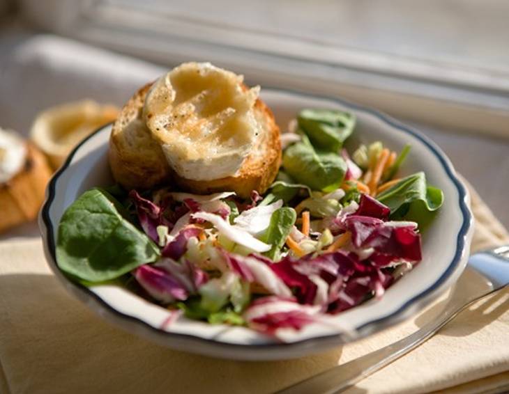 Salat mit gegrilltem Schafskäse Salat mit gegrilltem Schafskäse