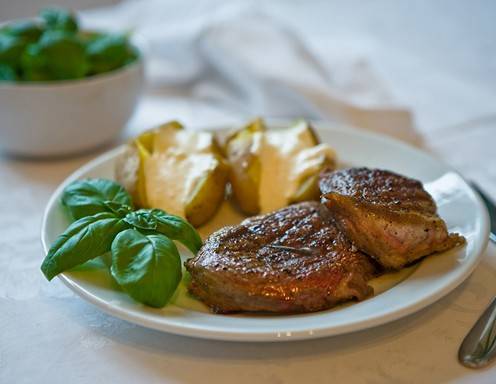 Gegrilltes Steak mit Folienkartoffel Rezept - ichkoche.at