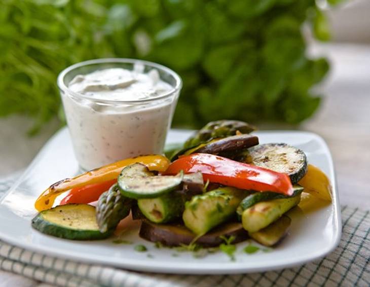 Gegrilltes Gemüse mit Ziegenfrischkäsedip Gegrilltes Gemüse mit Ziegenfrischkäsedip