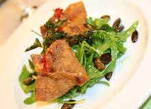 Kürbis-Wan-Tans auf Kräutersalat mit Sturmdressing Kürbis-Wan-Tans auf Kräutersalat mit Sturmdressing