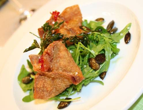 Kürbis-Wan-Tans auf Kräutersalat mit Sturmdressing Rezept - ichkoche.ch Kürbis-Wan-Tans auf Kräutersalat mit Sturmdressing Rezept - ichkoche.ch