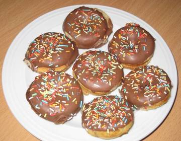 Donuts mit Schokoladeglasur und bunten Streusel Donuts mit Schokoladeglasur und bunten Streusel
