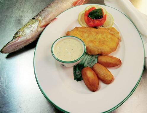 Gefüllter Hecht im Speckmantel Rezept - ichkoche.de Gefüllter Hecht im Speckmantel Rezept - ichkoche.de