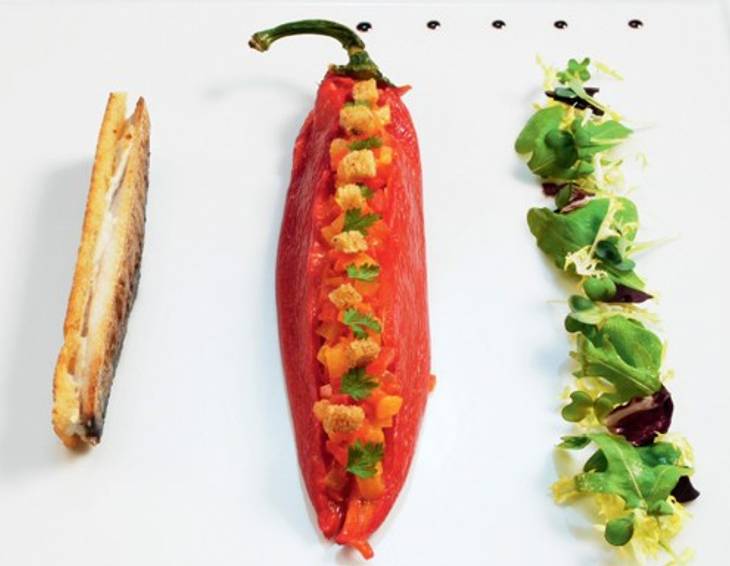 Gefüllter Paprika mit Sardinen im Brotmantel Gefüllter Paprika mit Sardinen im Brotmantel