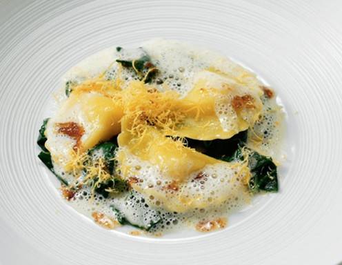 Frischkäsravioli mit brauner Butter und Spinat Rezept - ichkoche.at