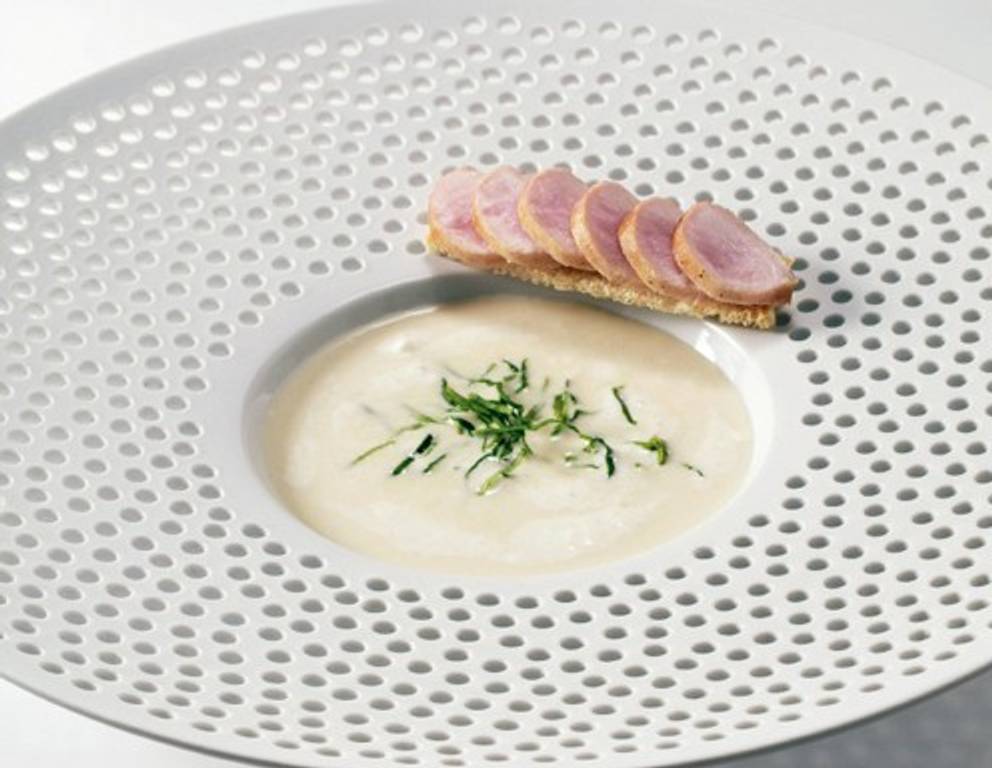 Geeiste Erdäpfelsuppe mit Kaninchen-Crostini Geeiste Erdäpfelsuppe mit Kaninchen-Crostini