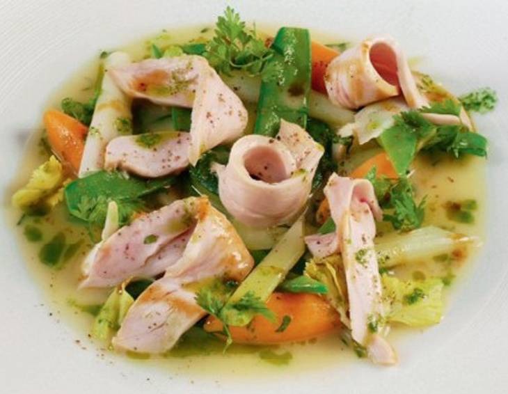 Perlhuhntranchen auf Sommergemüse Perlhuhntranchen auf Sommergemüse