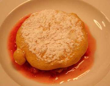 Gebackenes Eis auf frischen Erdbeeren Gebackenes Eis auf frischen Erdbeeren