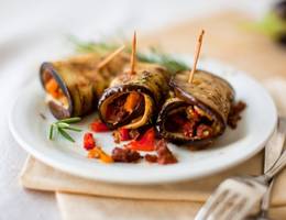 Gefüllte gegrillte Melanzaniröllchen Gefüllte gegrillte Melanzaniröllchen