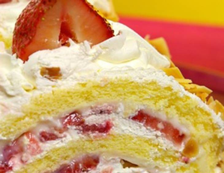 Biskuitroulade mit Erdbeeren Biskuitroulade mit Erdbeeren