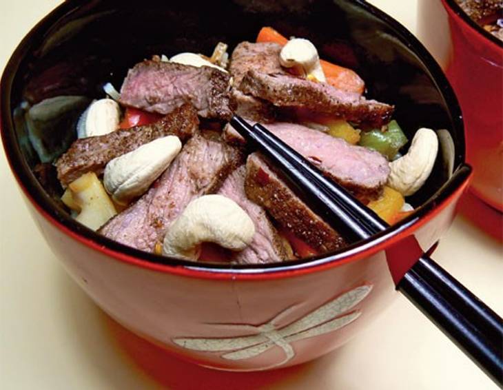 Pikanter Rindfleischsalat mit Nüssen Pikanter Rindfleischsalat mit Nüssen