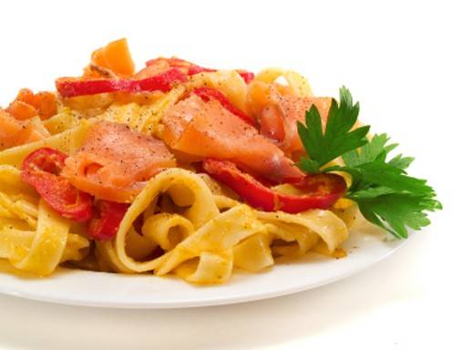 Fettuccine mit Lachs und Gemüse Rezept - ichkoche.at