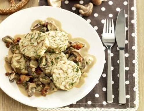 Pilzragout mit Laugenbrezel-Serviettenknödel Rezept - ichkoche.de Pilzragout mit Laugenbrezel-Serviettenknödel Rezept - ichkoche.de