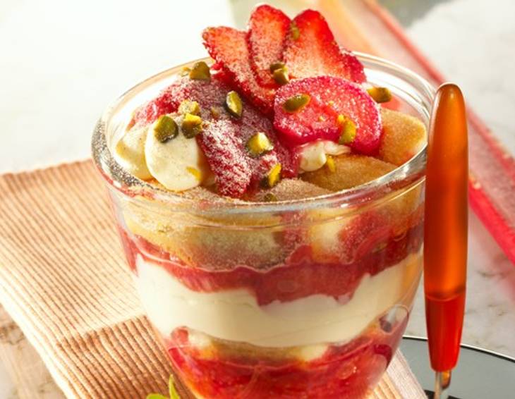 Erdbeer-Rhabarber-Tiramisu Erdbeer-Rhabarber-Tiramisu
