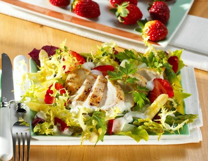 Erdbeer-Hendl-Salat mit Spargel