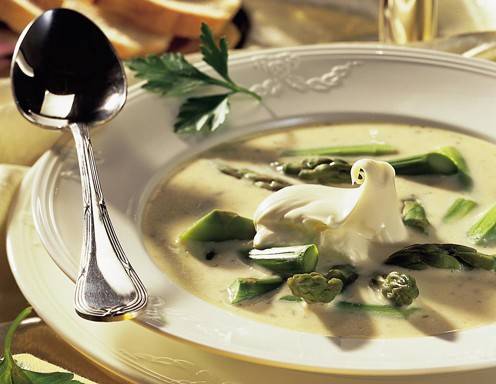 Spargelcremesuppe mit Croûtons und Serranoschinken Rezept - ichkoche.at