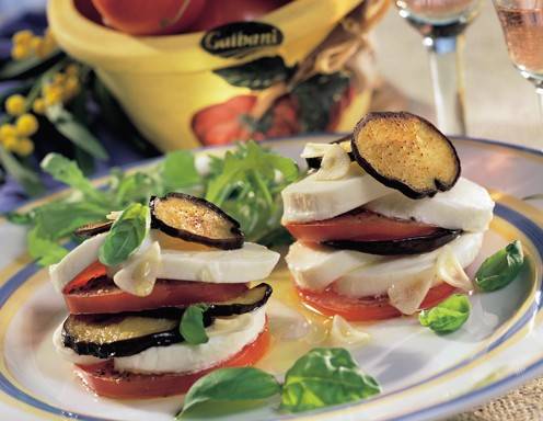 Mozzarella-Türmchen mit Format Rezept - ichkoche.de Mozzarella-Türmchen mit Format Rezept - ichkoche.de