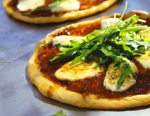 Pizza mit Mozzarella und Rucola