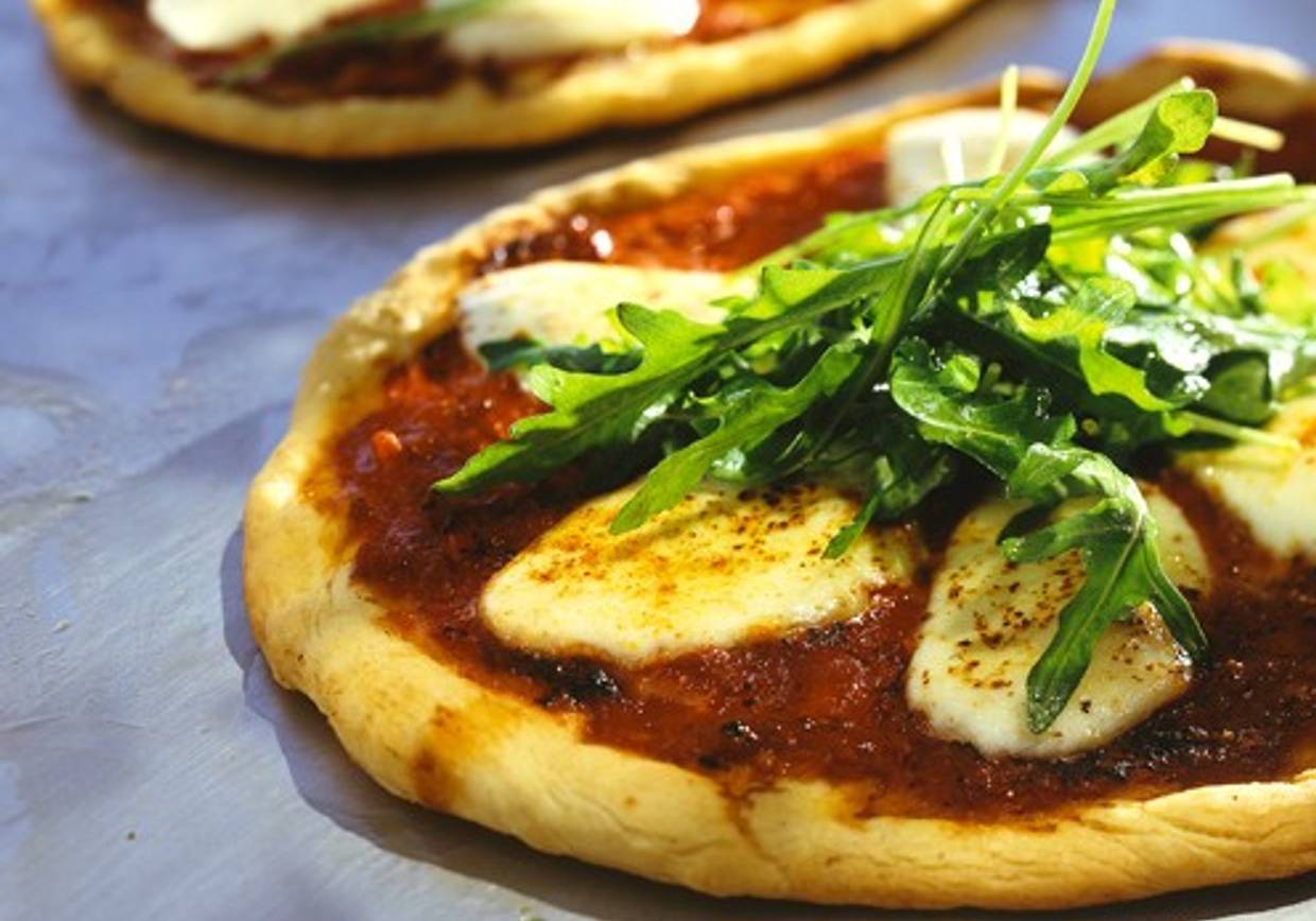Pizza mit Mozzarella und Rucola Rezept - ichkoche