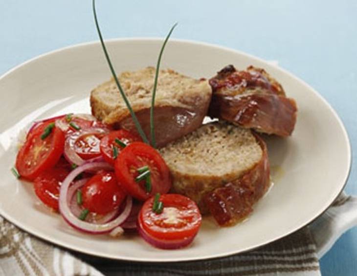 Faschierter Braten mit Prosciutto und Tomatensalat