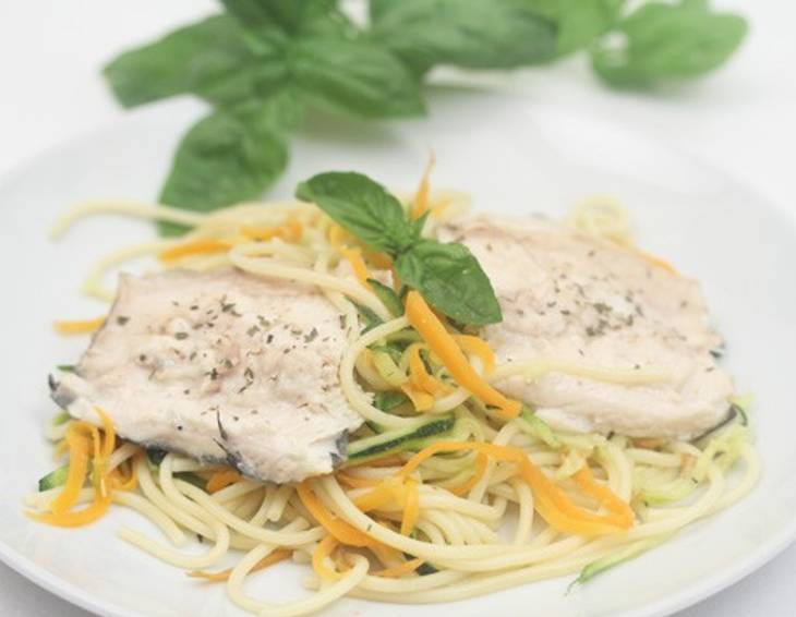 Forellenfilet auf Gemüsespaghetti Forellenfilet auf Gemüsespaghetti
