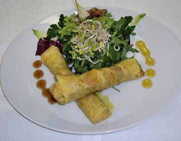 Frühlingsrolle vom Maishendl mit Rucolasalat Frühlingsrolle vom Maishendl mit Rucolasalat