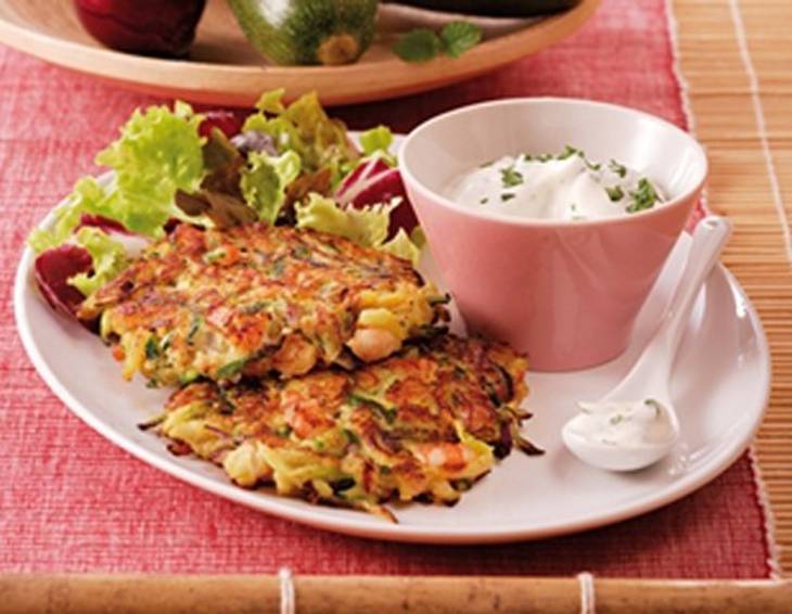 Zucchini-Shrimpslaibchen mit Zitronen-Knoblauchdip Zucchini-Shrimpslaibchen mit Zitronen-Knoblauchdip