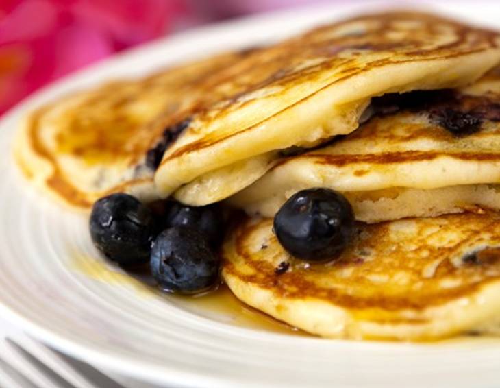 Heidelbeer-Pancakes mit Ahornsirup