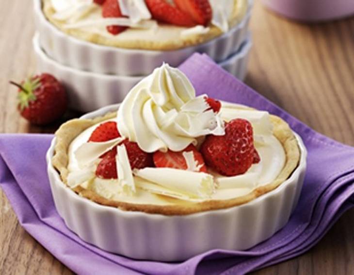 Torte mit weißer Schokoladencreme und Erdbeeren Torte mit weißer Schokoladencreme und Erdbeeren