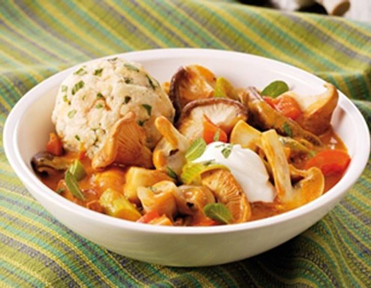 Schwammerlcurry mit Minze-Semmelknödeln Schwammerlcurry mit Minze-Semmelknödeln