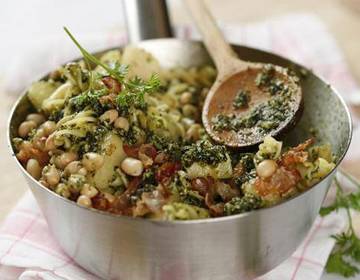 Nudelsalat mit Kürbiskernpesto