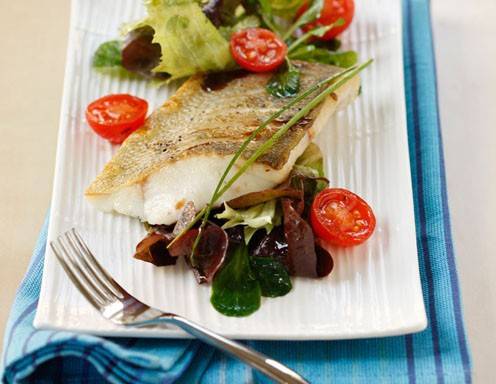 Gebratenes Zanderfilet auf jungem Blattsalaten Rezept - ichkoche.de Gebratenes Zanderfilet auf jungem Blattsalaten Rezept - ichkoche.de