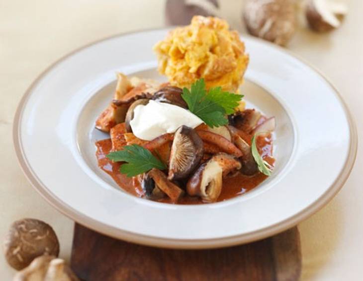 Schwammerlgulasch mit Knödel Schwammerlgulasch mit Knödel