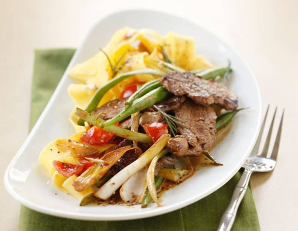 Rinderfilets mit Grünen Bohnen und Tomatenwürfel Rinderfilets mit Grünen Bohnen und Tomatenwürfel