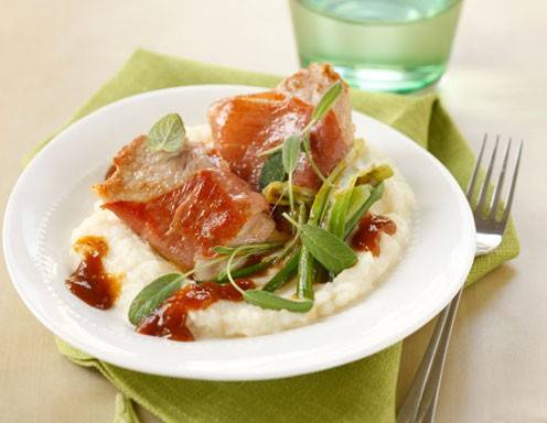 Kalbsmedaillons mit Kräutersaft und Selleriepüree Rezept - ichkoche.at Kalbsmedaillons mit Kräutersaft und Selleriepüree Rezept - ichkoche.at