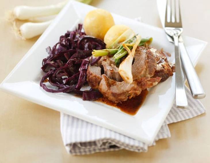 Lammrollbraten mit Kräutern und glasiertem Knoblauch