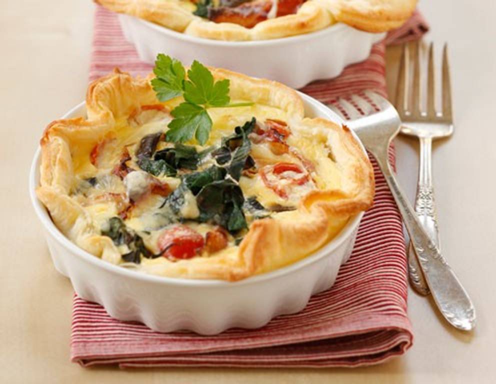 Mangold-Tomaten-Quiche mit Kräuterfrischkäse Mangold-Tomaten-Quiche mit Kräuterfrischkäse