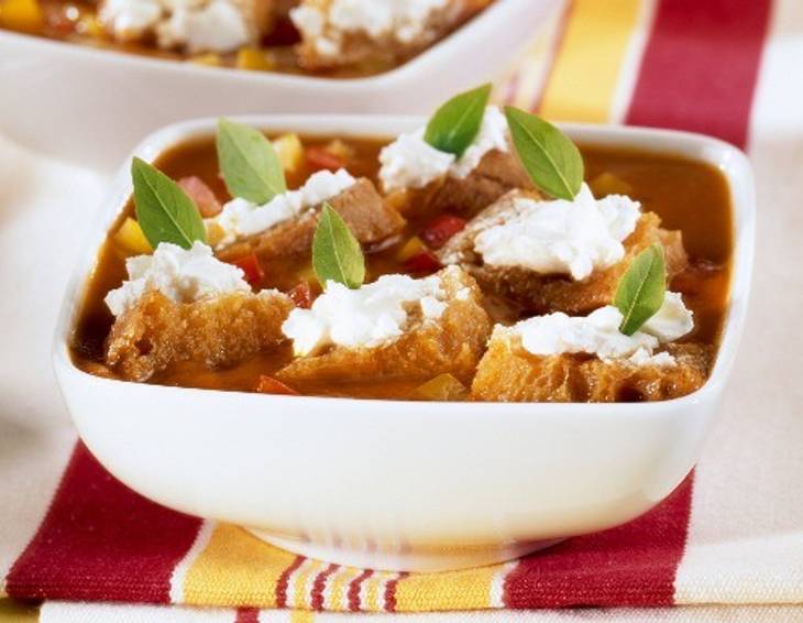 Rote Paprikasuppe mit Chavroux-Croutons Rote Paprikasuppe mit Chavroux-Croutons