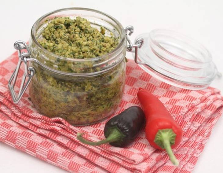 Scharfes Avocado-Nuss-Pesto Scharfes Avocado-Nuss-Pesto