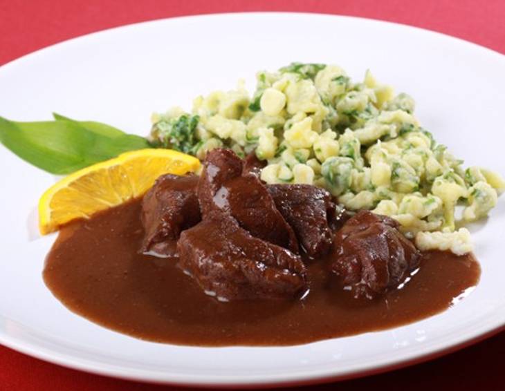 Maibockgulasch mit Bärlauchspätzle