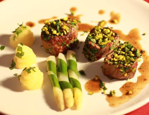 Maibockfilet auf Rotweinsauce mit Schupfnudeln und Preiselbeerbirne ... Maibockfilet auf Rotweinsauce mit Schupfnudeln und Preiselbeerbirne ...